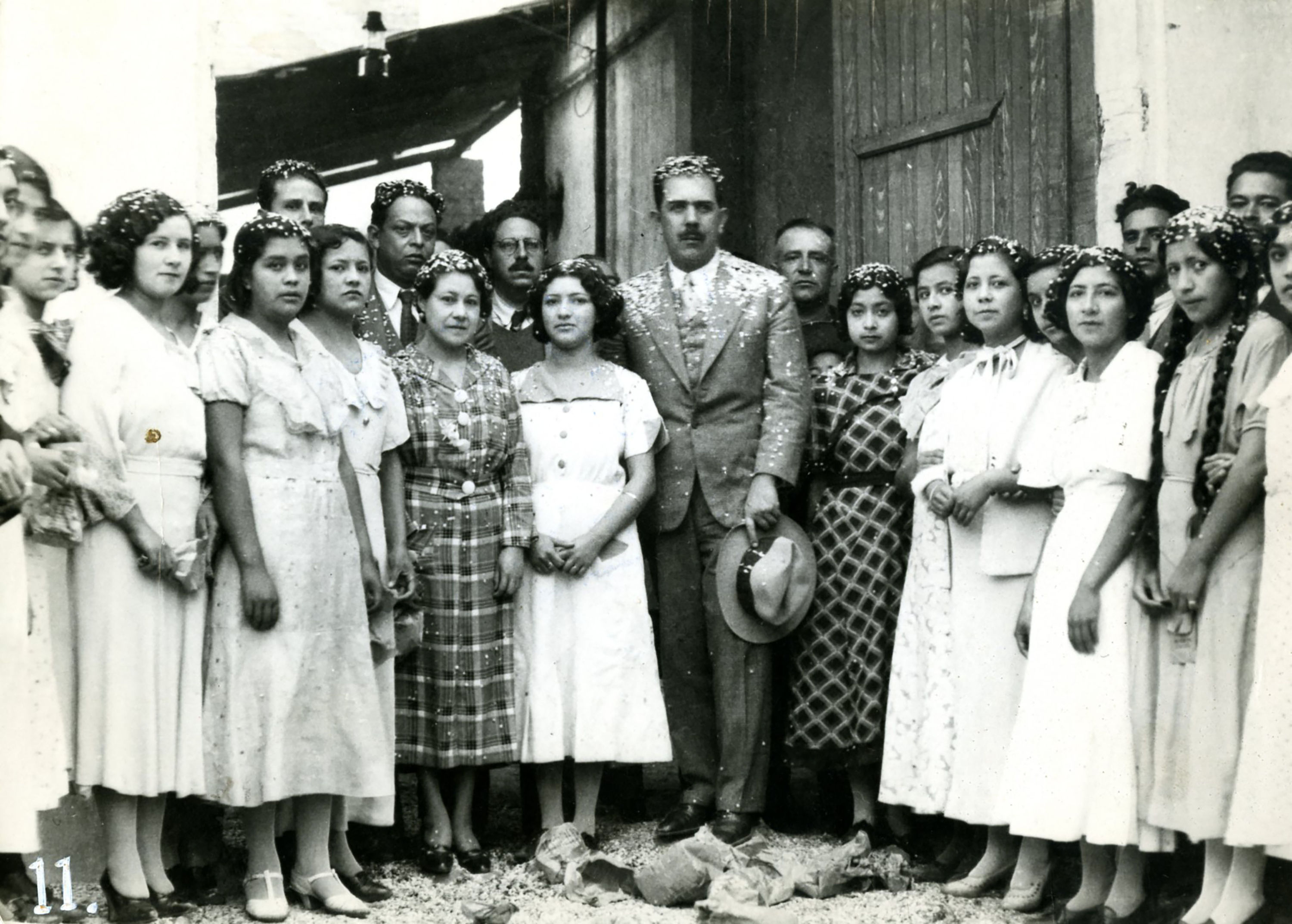El presidente Lázaro Cárdenas con un grupo de mujeres (atribuido)