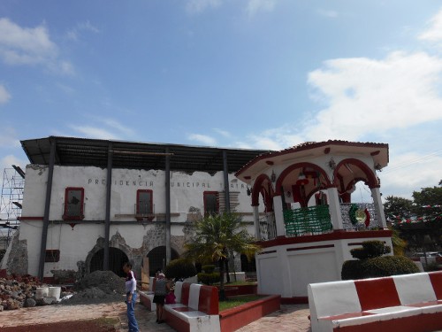 Imagen de Morelos: a más de dos años del sismo (propio), Kiosco y presidencia municipal de Tlayacapan (atribuido)