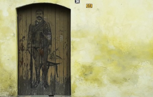 Imagen de El grafiti histórico en las calles de Morelos (propio), Figura del general Emiliano Zapata estampado en una puerta antigua (atribuido)