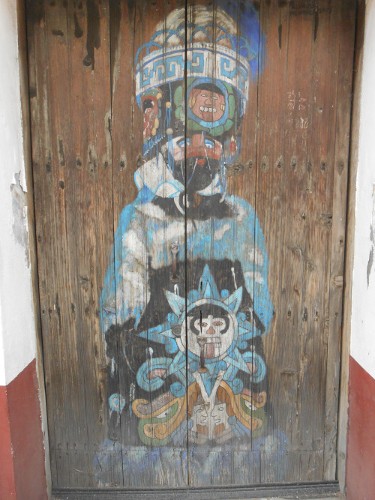 Imagen de El grafiti histórico en las calles de Morelos (propio), Chinelo en una puerta antigua (atribuido)