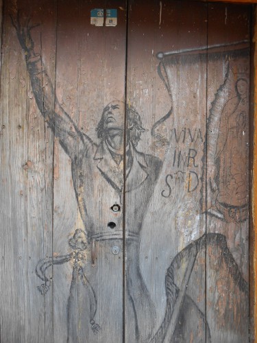 Imagen de El grafiti histórico en las calles de Morelos (propio), Estampa de Miguel Hidalgo en una puerta antigua (atribuido)