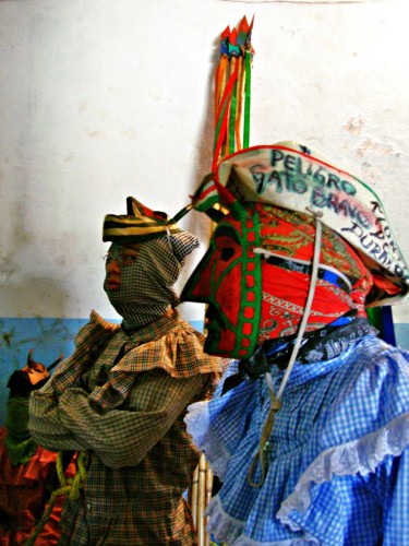 Imagen de La danza de los diablos en la Huasteca Potosina (propio), Diablo con sombrero (atribuido)
