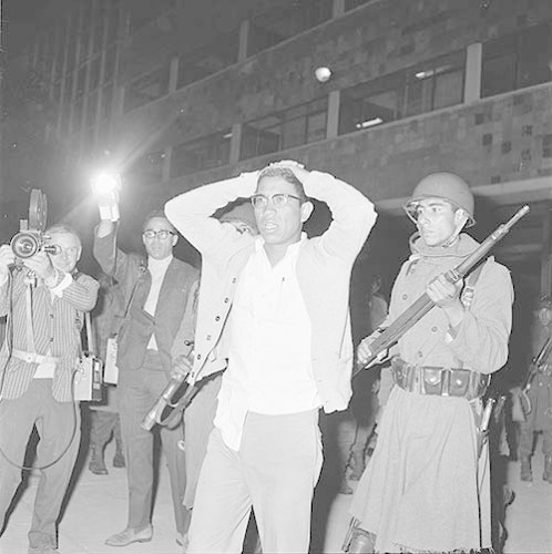 Imagen de MGP2663 (atribuido), Toma Casco detenidos ejército sep 1968 (alternativo)