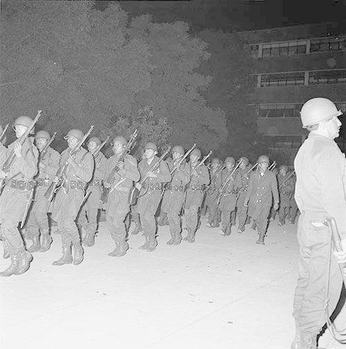 Imagen de MGP2674 (atribuido), Toma Casco detenidos ejército sep 1968 (alternativo)