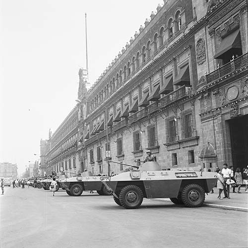 Imagen de MGP2688 (atribuido), Toma Casco detenidos ejército sep 1968 (alternativo)