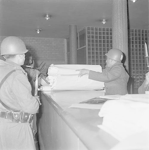 Imagen de MGP2695 (atribuido), Toma Casco detenidos ejército sep 1968 (alternativo)