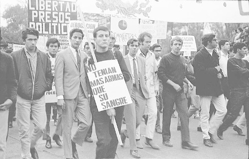 Imagen de MGP2802 (atribuido), Gobernación. Mitin. Estudiantes en la glorieta de Simón Bolívar (alternativo)