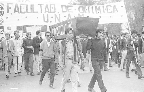Imagen de MGP2803 (atribuido), Gobernación. Mitin. Estudiantes en la glorieta de Simón Bolívar (alternativo)