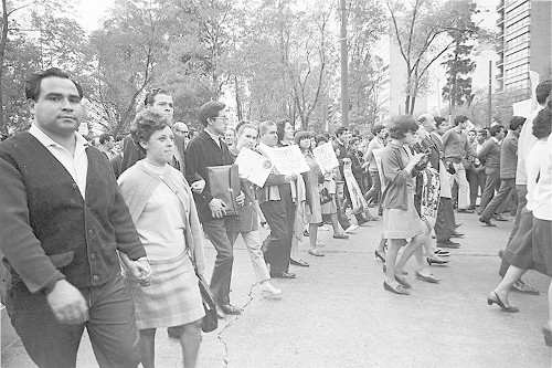 Imagen de MGP2806 (atribuido), Gobernación. Mitin. Estudiantes en la glorieta de Simón Bolívar (alternativo)