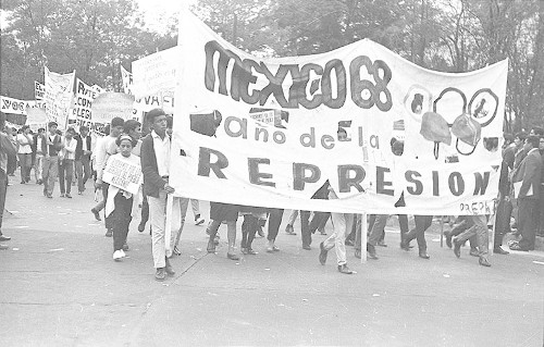 Imagen de MGP2814 (atribuido), Gobernación. Mitin. Estudiantes en la glorieta de Simón Bolívar (alternativo)