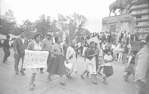 Imagen de MGP2832 (atribuido), Gobernación. Mitin. Estudiantes en la glorieta de Simón Bolívar (alternativo)