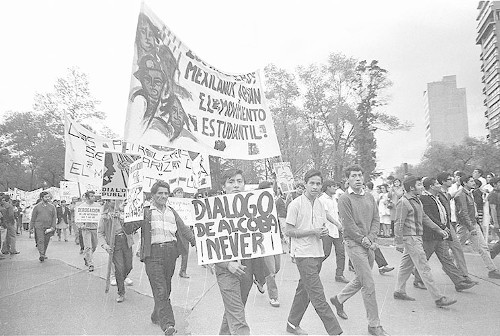 Imagen de MGP2841 (atribuido), Gobernación. Mitin. Estudiantes en la glorieta de Simón Bolívar (alternativo)