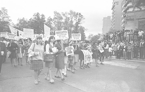 Imagen de MGP2854 (atribuido), Gobernación. Mitin. Estudiantes en la glorieta de Simón Bolívar (alternativo)