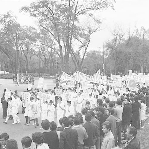 Imagen de MGP3056 (atribuido), Gobernación. Mitin. Estudiantes en la glorieta de Simón Bolívar (alternativo)