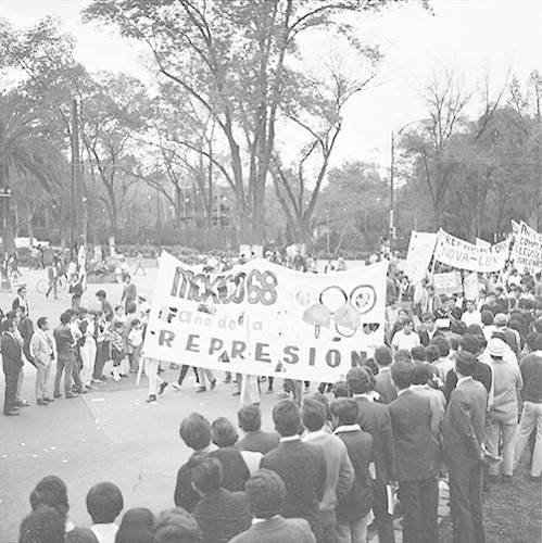 Imagen de MGP3062 (atribuido), Gobernación. Mitin. Estudiantes en la glorieta de Simón Bolívar (alternativo)