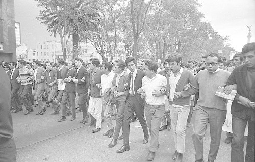 Imagen de MGP2418 (atribuido), Mitin estudiantil zócalo juárez 27 agosto 1968 (alternativo)