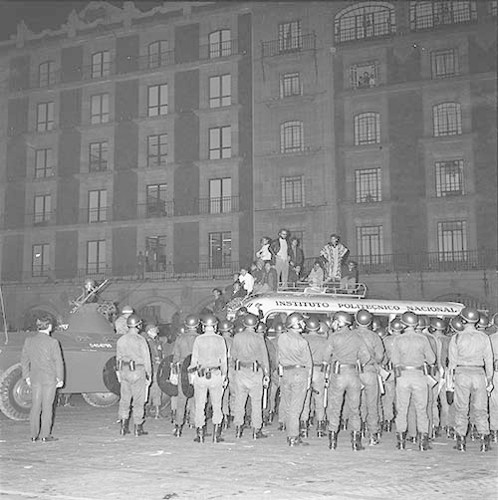 Imagen de MGP2506 (atribuido), Mitin estudiantil zócalo juárez 27 agosto 1968 (alternativo)