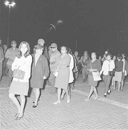 Imagen de MGP2574 (atribuido), Toma CU ejército letreros alusivos sep 1968 (alternativo)