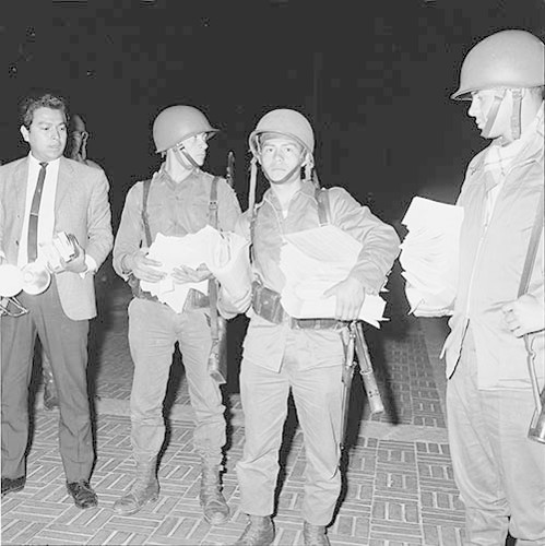 Imagen de MGP2594 (atribuido), Toma CU ejército letreros alusivos sep 1968 (alternativo)