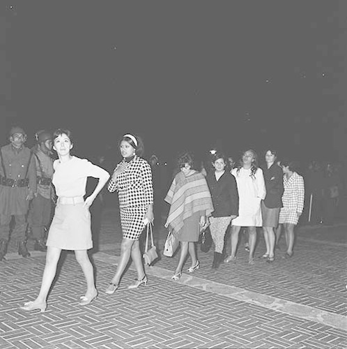 Imagen de MGP2598 (atribuido), Toma CU ejército letreros alusivos sep 1968 (alternativo)