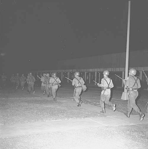 Imagen de MGP2613 (atribuido), Toma CU ejército letreros alusivos sep 1968 (alternativo)