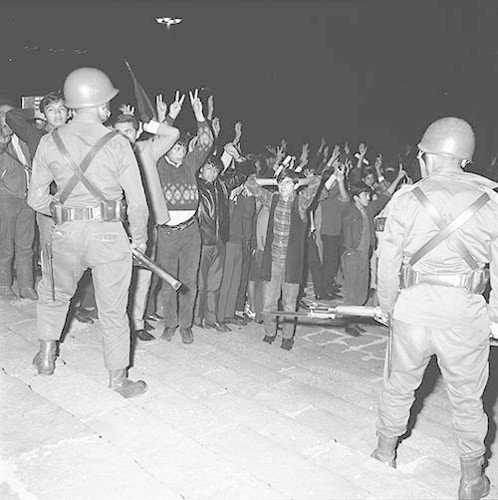 Imagen de MGP2615 (atribuido), Toma CU ejército letreros alusivos sep 1968 (alternativo)