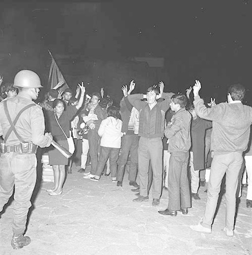 Imagen de MGP2619 (atribuido), Toma CU ejército letreros alusivos sep 1968 (alternativo)