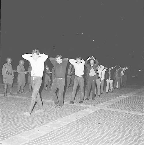 Imagen de MGP2622 (atribuido), Toma CU ejército letreros alusivos sep 1968 (alternativo)