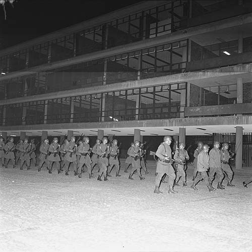 Imagen de MGP2636 (atribuido), Toma CU ejército letreros alusivos sep 1968 (alternativo)