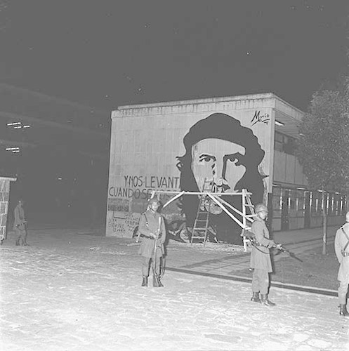 Imagen de MGP2645 (atribuido), Toma CU ejército letreros alusivos sep 1968 (alternativo)