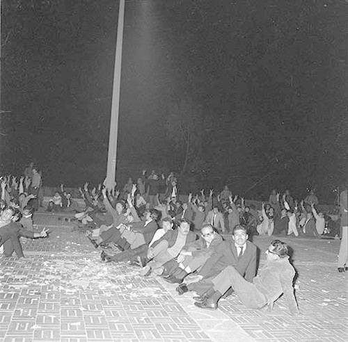 Imagen de MGP2647 (atribuido), Toma CU ejército letreros alusivos sep 1968 (alternativo)