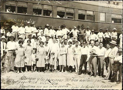 Imagen de Obregón y los pasajeros del tren asaltado por los yaquis en Vicam, Sonora. Penúltima vez que salvó su vida. Fotos del periódico público (atribuido)