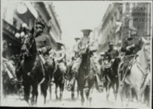 Imagen de Los Grales. Álvaro Obregón, Benjamín G. Hill y Jacinto B. Treviño, encabezando el desfile militar que con motivo de la toma de posesión se llevó a cabo (atribuido)