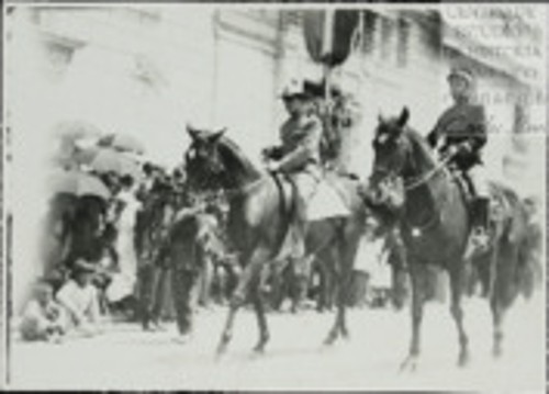 Imagen de El Gral. Fausto Topete a su paso frente al Palacio Nacional (atribuido)