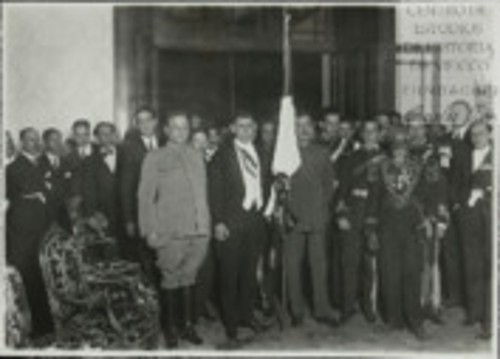 Imagen de El Presidente de la Huerta, rodeado de personalidades, después de la Ceremonia probablemente de El Grito (atribuido)