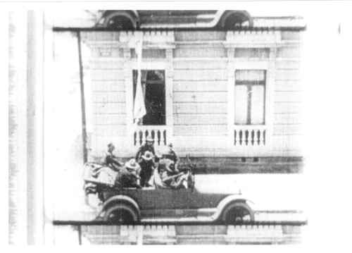 Imagen de Fotograma del automóvil delante de una casa (atribuido)