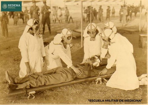 Imagen de Registro fotográfico del momento en que cuatro enfermeras con máscaras antiguas atienden a un cadete (atribuido)