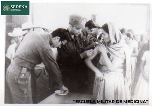 Imagen de Reproducción fotográfica del registro en blanco y negro en que tres médicos de la Escuela Médico Militar ponen vacunas en el brazo derecho a tres mujeres (atribuido)