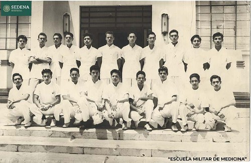 Imagen de Retrato de 20 alumnos de la Escuela Médico Militar (atribuido)