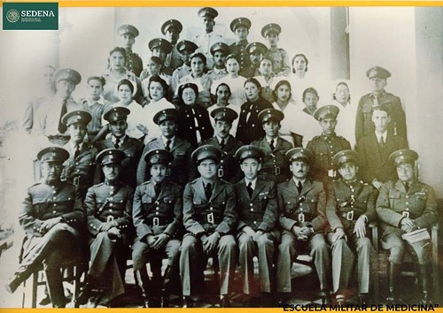 Imagen de Reproducción fotográfica del retrato grupal en blanco y negro de 40 alumnos de la Escuela Médico Militar (atribuido)