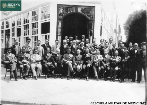 Imagen de Profesores de la Escuela Médico Militar afuera del restaurante El Retiro (atribuido)