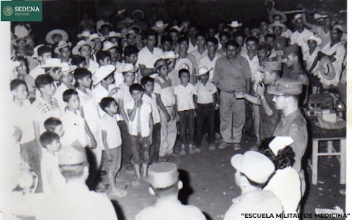 Imagen de El general de brigada Salvador Rangel Medina toma la palabra frente a decenas de hombres y niños (atribuido)
