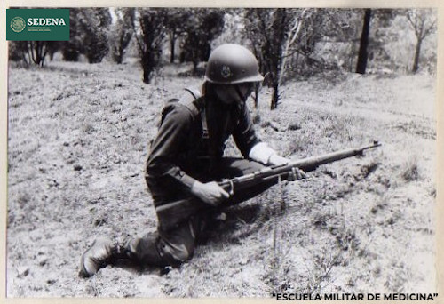 Imagen de Soldado en posición de combate con torniquete en el brazo izquierdo (atribuido)