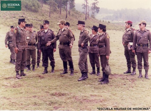 Imagen de Miembros de diferentes escuelas del sistema educativo militar, coordinando las actividades que se ejecutarán después del pase de lista y la entrega de parte (atribuido)