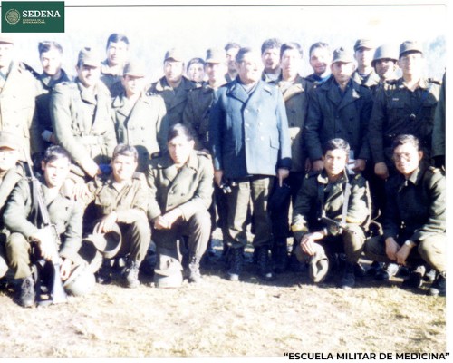 Imagen de Retrato de 23 miembros no identificados de diversas escuelas del sistema educativo militar durante su participación en las prácticas de maniobras militares (atribuido)