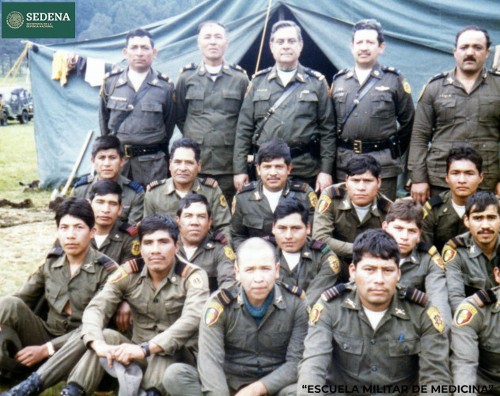 Imagen de El director de la Escuela Médico Militar, el general Enrique Espino Mucharraz, con miembros de diversas escuelas del sistema educativo militar, durante su participación en las prácticas de maniobras militares (atribuido)