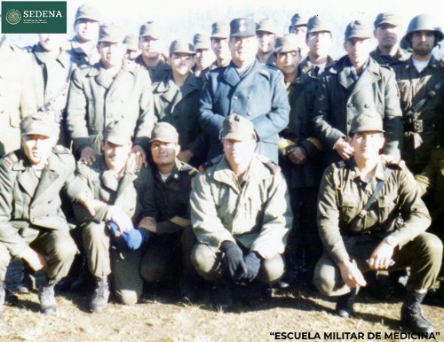 Imagen de El director de la Escuela Médico Militar, el general Enrique Espino Mucharraz, con 20 miembros de diversas escuelas del sistema educativo militar, durante las prácticas de maniobras militares (atribuido)
