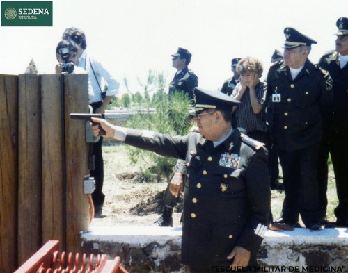 Imagen de Práctica de tiro del secretario de la Defensa Nacional, el general de división diplomado del Estado Mayor Juan Arévalo Gardoqui (atribuido)