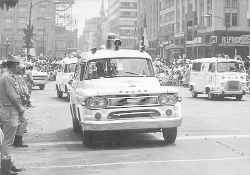 Imagen de Ambulancias de la Cruz Roja en desfile (atribuido)