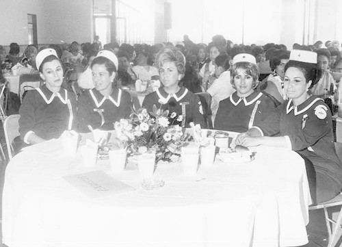 Imagen de Mujeres con uniforme de la Cruz Roja en un evento social (atribuido)
